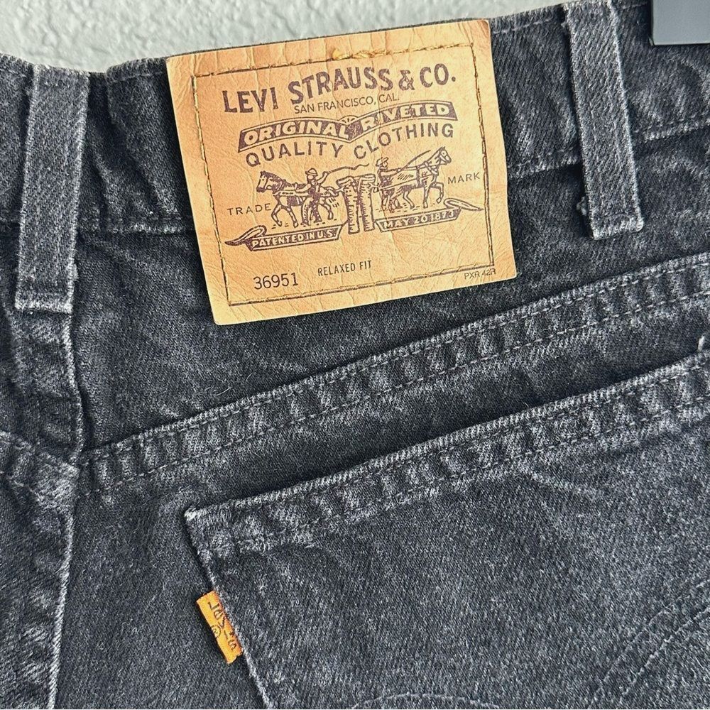 Vtg Levi’s 951 Shorts Relaxed Fit Cutoff Black Denim Raw Hem Hi Rise Womens Sz 6 - Picture 3 of 5